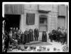 Mossèn Lluís Carreras parlant en la inauguració d'una làpida en honor al Doctor Fèlix Sardà i Salvany, davant la façana de l'asil de les Germanetes dels ancians desemparats. Sabadell