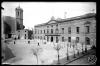 Plaça Pi i Margall, actual plaça Sant Roc, amb l'edifici de l'Ajuntament al fons on hi havia els jutjats. Sabadell