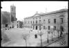 Plaça Sant Roc de Sabadell amb l'edifici de l'Ajuntament i l'església de Sant Feliu al fons. Sabadell