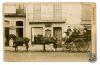 Carro a la plaça Marquilles, davant de la botiga del fotògraf Albert Rifà. Sabadell. Edició postal.