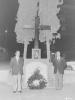 Dos homes retratats davant al monument als Caiguts en honor al dictador Francisco Franco Bahamonde.