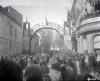 Celebració als Quatre Cantons davant de la seu de la Falange de Sant Cugat del Vallès  per la caiguda de Madrid en mans franquistes amb una: Salve de acción de gracias por la triunfal terminación de la guerra.