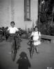 Elisabet Cabanas i el seu cosí en bicicleta.