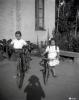 Elisabet Cabanas i el seu cosí en bicicleta.