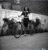 Dona en bicicleta retratada al pati del fotògraf.
