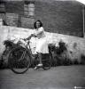 Paquita Casajuana en bicicleta, retratada al pati de Cal Cabanas.
