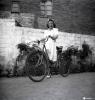 Dona en bicicleta retratada al pati del fotògraf.