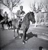 Tres Tombs, retrat d'un home i una nena a cavall, a la plaça d'Octavià.