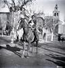 Tres Tombs, retrat d'un home i una nena a cavall, a la plaça d'Octavià.