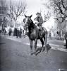 Tres Tombs, retrat d'un home i una nena a cavall, a la plaça d'Octavià.
