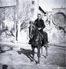 Tres Tombs, retrat d'un home muntant a cavall, a la plaça d'Octavià.