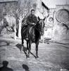 Tres Tombs, retrat d'un home muntant a cavall, a la plaça d'Octavià.