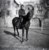 Tres Tombs, retrat d'un home muntant a cavall, a la plaça d'Octavià.