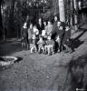 Retrat d'una família al jardí d'un xalet.