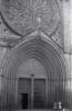 Dues noies davant la porta principal de l'església de Sant Pere d'Octavià.