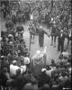 Festa de Sant Antoni Abat. Benedicció del mossèn a l'arribada dels pendonistes, a la plaça d'Octavià.