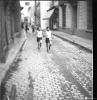 Cursa popular de la Festa Major, dos corredors al seu pas pel carrer de Santiago Rusiñol.