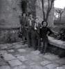 Joves retratats davant el palau abacial i el claustró.
