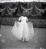 Festa Major. Ball a l'envelat, retrat d'una nena, probablement membre de la secció infantil de l'Esbart Dansaire dirigit per Manuel Farrés.