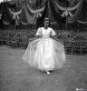 Festa Major. Ball a l'envelat, retrat d'una nena, probablement membre de la secció infantil de l'Esbart Dansaire dirigit per Manuel Farrés.