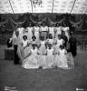 Festa Major. Ball a l'envelat, retrat d'un grup de nenes, probablement de la secció infantil de l'Esbart Dansaire, acompanyades per  Manuel Farrés i dues dones uniformades.