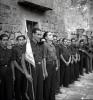 La Centuria Luis Paraíso del Frente de Juventudes de Sant Cugat en una parada a la llotgeta del Monestir.