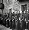 La Centuria Luis Paraíso del Frente de Juventudes de Sant Cugat en una parada a la llotgeta del Monestir.