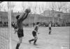 El Sant Cugat FC disputant un partit a l'antic a l'antic camp de futbol.