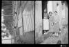 Vivers de Can Santoliva. Tres dones a la porta d'una casa del carrer de Sant Medir.