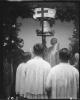Mossèn Griera oficia un acte de benedicció d'una campana al pati del Col·legi Santa Isabel de les monges Franciscanes Missioneres de la Immaculada Concepció.