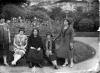 Cinc dones assegudes en un parterre (no Badalona) (ID. JBT-056)