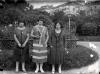 Tres dones de peu davant un parterre (no Badalona) (id. JBT-052)