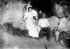 Besavi de Joan Bacarises i tres dones, a muntanya, a Montserrat