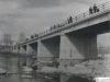 Construcció del pont de Conanglell. Gent passegant després de les obres