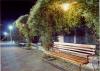 Bancs de la zona de la font homenatge a la Festa del Pi del parc del Pla del Mestre il·luminats de nit