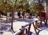 Zona de la guingueta, taules i bancs al parc del Pla del Mestre
