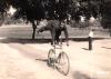 Joan Maymó de Can Campa fent trapelleries amb la bicicleta
