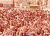 Públic assistint a un especacle a la plaça del Poble de Montornès Nord durant les festes de Sant Joan