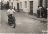 Mingo Blanchart passant pel carrer Sant Lluís amb la seva moto