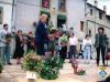 Ofrena de la corona de llorer al peu del Pedró de mossèn Cinto de la plaça Verdaguer