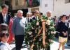 Ofrena de la corona de llorer al peu del Pedró de mossèn Cinto de la plaça Verdaguer