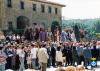 Cercavila pel poble després de l'ofrena de la corona de llorer al peu del Pedró de mossèn Cinto de la plaça Verdaguer