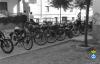 Trobada de motos antigues a la plaça de les Acàcies