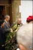 Ofrena floral al pedró de mossèn Cinto per la Festa Verdaguer. Gil Orriols, acalde de Folgueroles, Maria Homs, presidenta d'Amics de Verdaguer, i el rector Ramon Besora