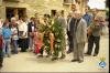 Ofrena floral al pedró de mossèn Cinto per la Festa Verdaguer. Gil Orriols, acalde de Folgueroles, Maria Homs, presidenta d'Amics de Verdaguer, el rector Ramon Besora, Josep Maria Font, regidor de Vic, Just Palma, regidor de Vic