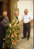 Ofrena floral al pedró de mossèn Cinto per la Festa Verdaguer. Gil Orriols, acalde de Folgueroles, Maria Homs, presidenta d'Amics de Verdaguer, i el rector Ramon Besora