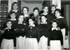 Retrat de grup de nenes amb uniforme d'escola
