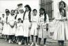 Grup de noies vestides de blanc