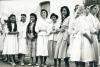 Grup de noies vestides de blanc
