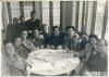 Grup d'homes i dones en una taula
